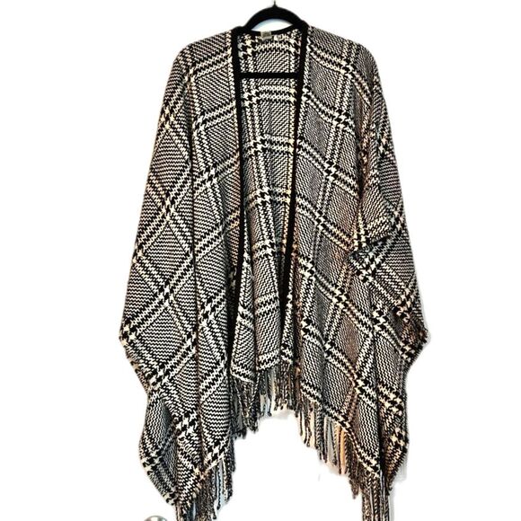 Harold’s 100% Wool Plaid Wrap Shawl Black White Tassel Shrug Poncho Open Top - Picture 1 of 4